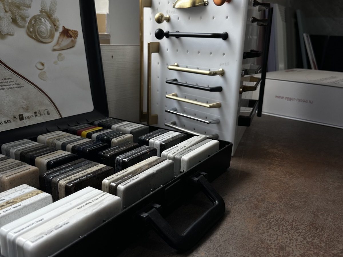 Образцы фурнитуры Blum Hettich в шоуруме TBV